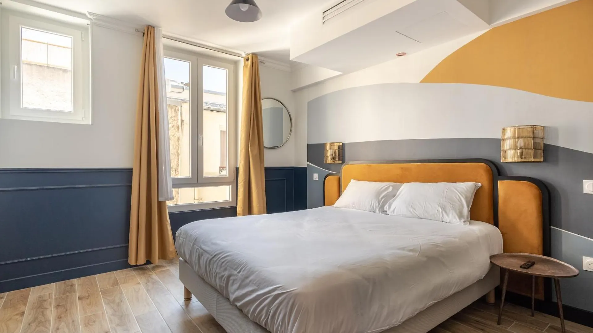 **  Hotel District Nation París Francia